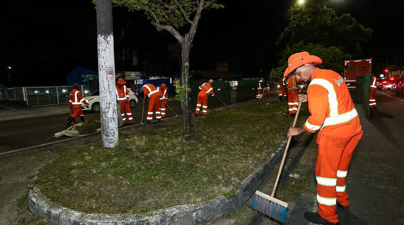 Prefeitura de Manaus mobiliza mais de 500 trabalhadores em operação noturna de limpeza nas zonas Norte e Leste