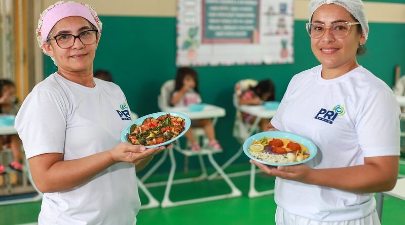 Merendeiras da Prefeitura de Manaus celebram papel no aprendizado e disputam prêmio nacional de alimentação escolar