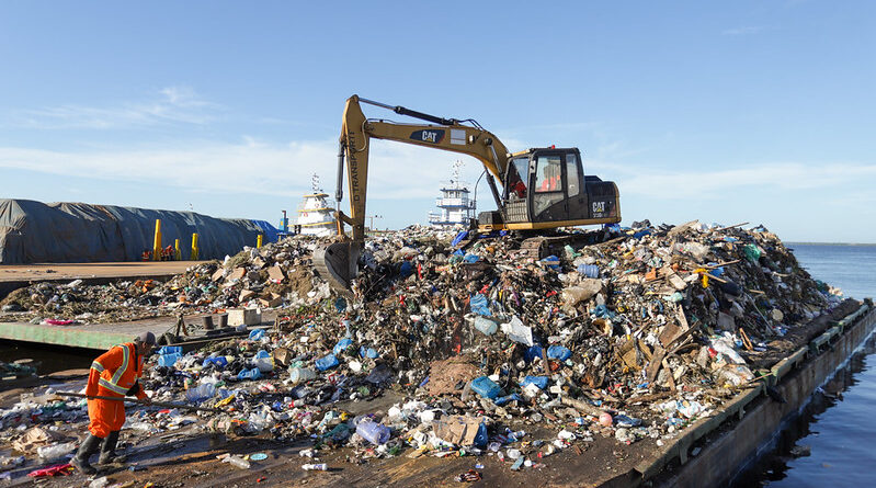 Prefeitura realiza quinto transbordo do ano e retira mais de 400 toneladas de resíduos da orla e igarapés de Manaus