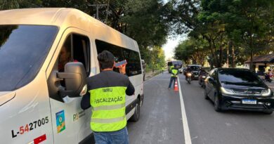 Operação da Prefeitura de Manaus apreende micro-ônibus com roda sem parafuso