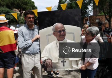 Leão 14 diz à Igreja da Espanha para ajudar as vítimas de abuso, enquanto alguns protestam contra a reunião