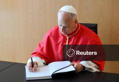 Papa pede a líderes que amenizem divisões no início de viagem à Espanha