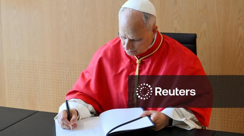 Papa pede a líderes que amenizem divisões no início de viagem à Espanha