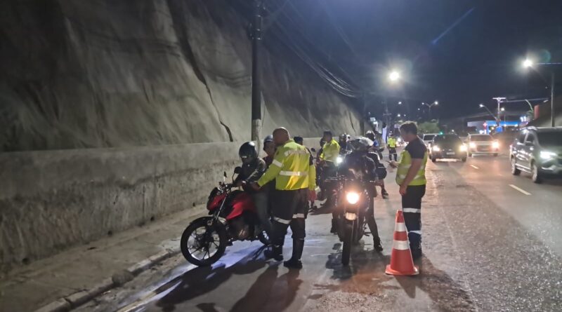 Prefeitura remove 14 veículos irregulares e registra 74 autuações neste domingo, 5/7