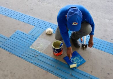Prefeitura de Manaus inicia reposição de piso tátil no Terminal de Integração 1 para reforçar acessibilidade