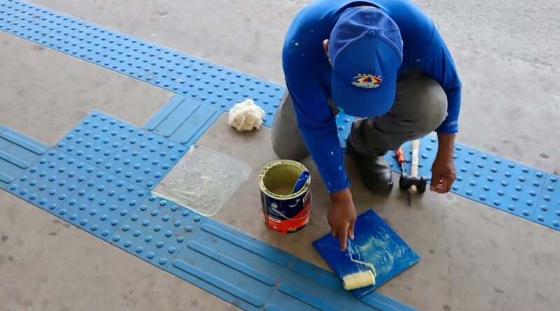 Prefeitura de Manaus inicia reposição de piso tátil no Terminal de Integração 1 para reforçar acessibilidade