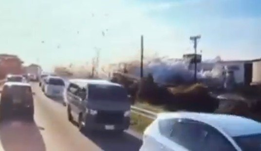 Vídeo mostra momento em que shopping explode após terremoto no Japão
