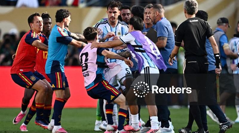 Fifa pune Argentina por faixa sobre Malvinas e Paredes por incidente na final da Copa do Mundo
