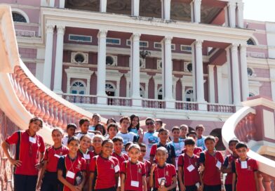 Recém-reconhecido como Patrimônio Mundial pela Unesco, Teatro Amazonas vira sala de aula para estudantes da rede pública de Manaus