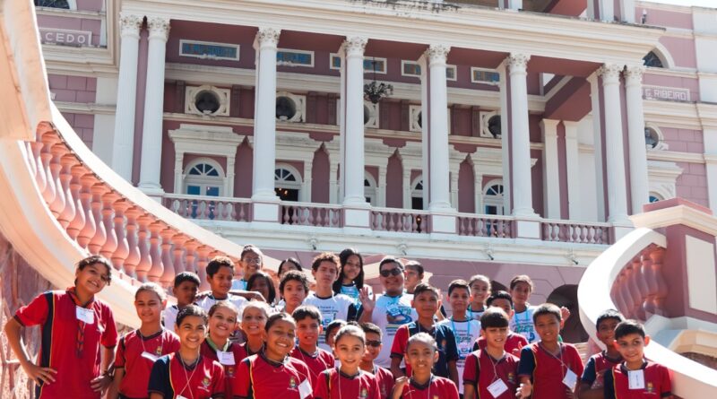 Recém-reconhecido como Patrimônio Mundial pela Unesco, Teatro Amazonas vira sala de aula para estudantes da rede pública de Manaus