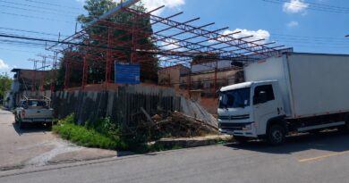 Obra embargada é alvo de nova fiscalização da prefeitura e tem ferramentas apreendidas neste sábado