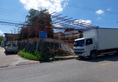 Obra embargada é alvo de nova fiscalização da prefeitura e tem ferramentas apreendidas neste sábado