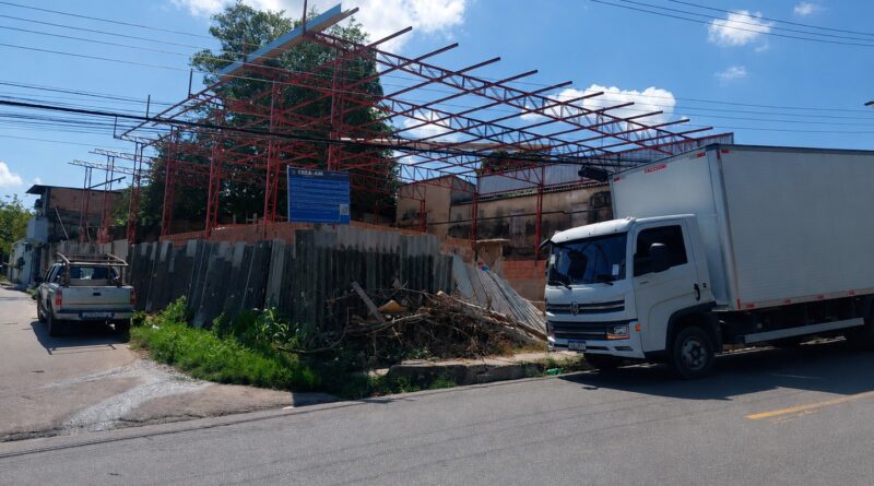 Obra embargada é alvo de nova fiscalização da prefeitura e tem ferramentas apreendidas neste sábado