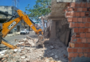 Prefeitura realiza demolição administrava de construção irregular que ocupava calçada no Armando Mendes