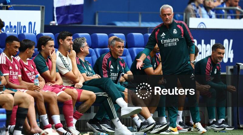Mourinho volta com palavras tranquilas e atitude firme, enquanto Real Madrid inicia reformulação