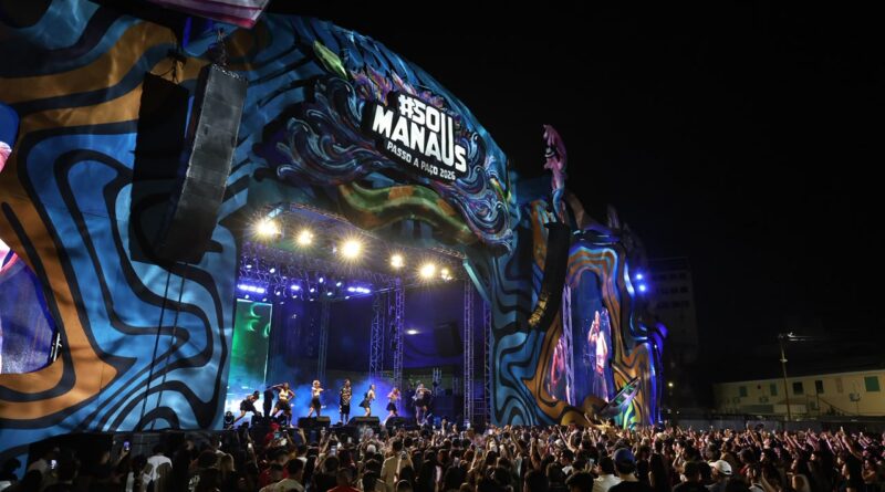 MC Hariel encerra apresentações no palco Alfândega com público cantando grandes sucessos