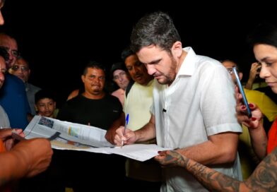 Prefeito Renato Junior assina ordem de serviço ao lado de moradores e autoriza início da reforma do Centro de Convivência do bairro Redenção