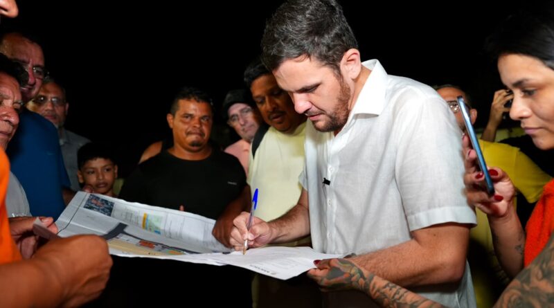Prefeito Renato Junior assina ordem de serviço ao lado de moradores e autoriza início da reforma do Centro de Convivência do bairro Redenção