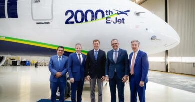 Embraer celebra a entrega do jato comercial E-Jet número 2.000