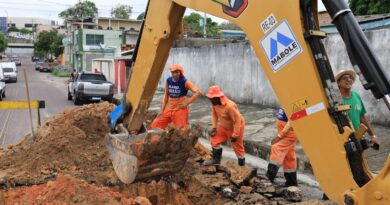 Prefeitura de Manaus atua em cratera no Japiim 2 e recupera rede de drenagem para garantir segurança na via