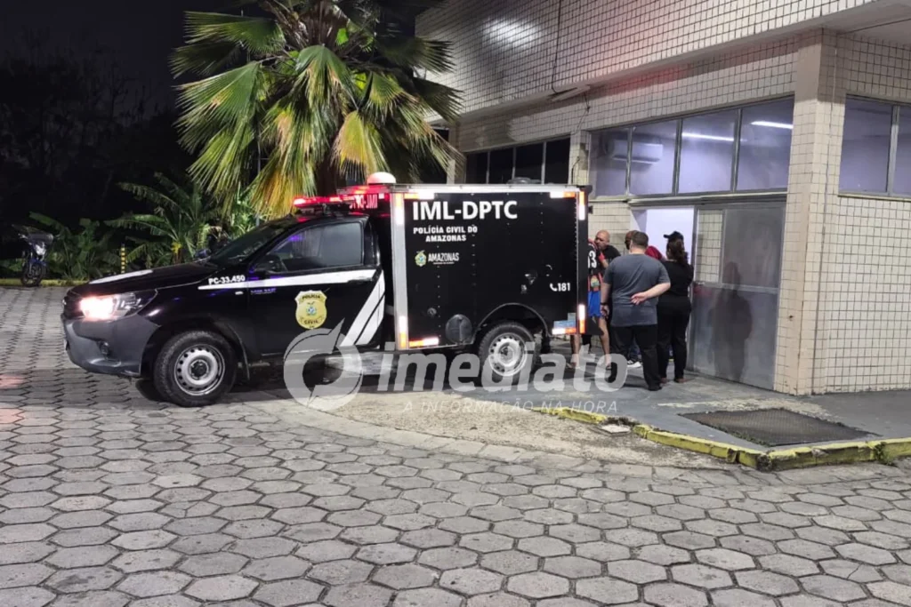 VEJA IMAGENS: Corpo de homem morto a tiros por idoso é removido após crime no Novo Aleixo