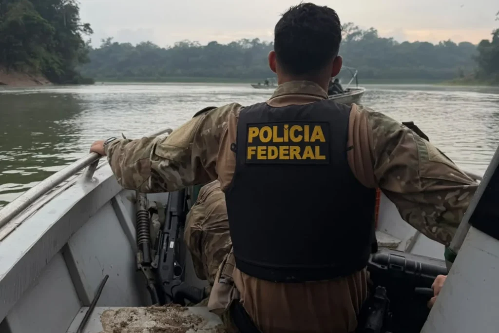 VEJA: Operação inutiliza 72 embarcações e 16 mil litros de diesel usados em garimpo ilegal 