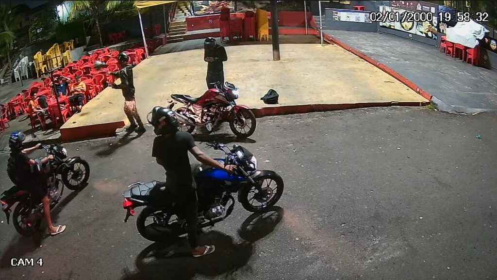 Grupo de motociclistas assalta e agride jovens em frente a bar no Parque Dez, em Manaus