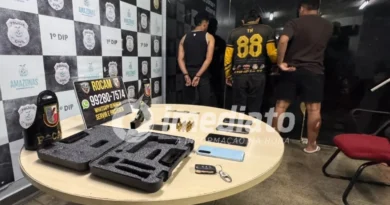 A CASA CAIU: Trio é preso com pistola furtada e munições após golpe do chapolim