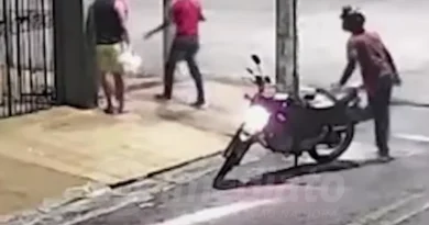 FLAGRANTE | Dois homens são assaltados em frente a suas casas em bairro reduto da Aeronáutica FLAGRANTE | Dois homens são assaltados em frente a suas casas em bairro reduto da Aeronáutica