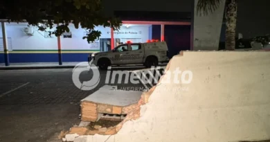 VEJA IMAGENS: Motorista embriagado destrói muro e invade delegacia durante fuga de confusão VEJA IMAGENS: Motorista embriagado destrói muro e invade delegacia durante fuga de confusão