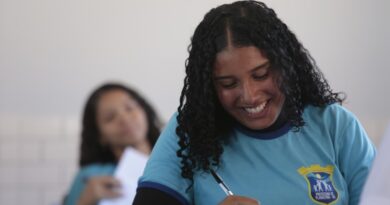 Mulheres são 64% dos 5 milhões de participantes no Enem 2026; metade tem de 17 a 18 anos