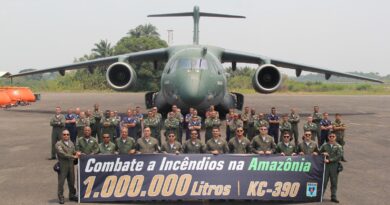 Com tecnologia inédita, KC-390 lança 1 milhão de litros de água no combate a incêndios na Amazônia