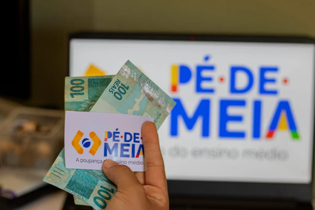 Pé-de-Meia paga até R$ 225 a estudantes; veja quem recebe e como consultar o benefício