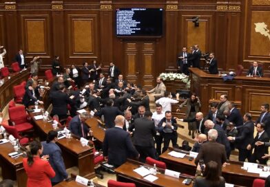 Sessão parlamentar termina em pancadaria, com cadeiras voando e deputados feridos
