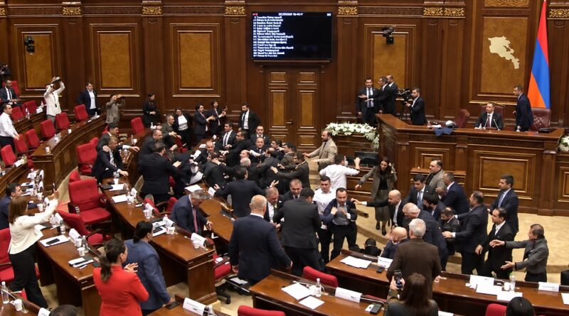 Sessão parlamentar termina em pancadaria, com cadeiras voando e deputados feridos