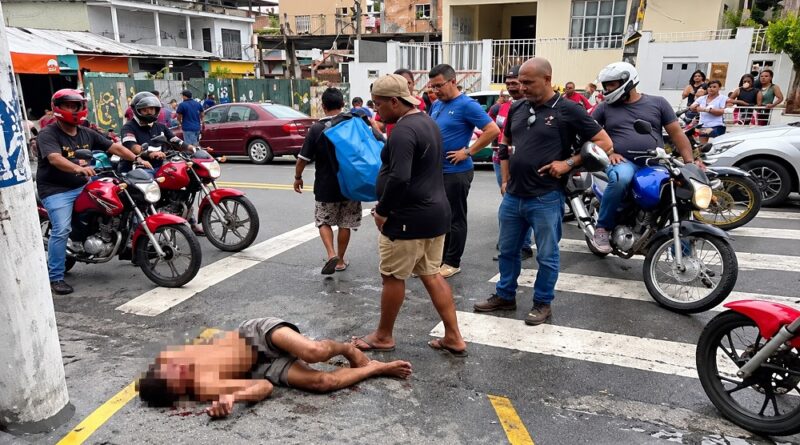Acusado de roubar lojas, homem é puxado debaixo de carro e agredido na Zona Sul de Manaus